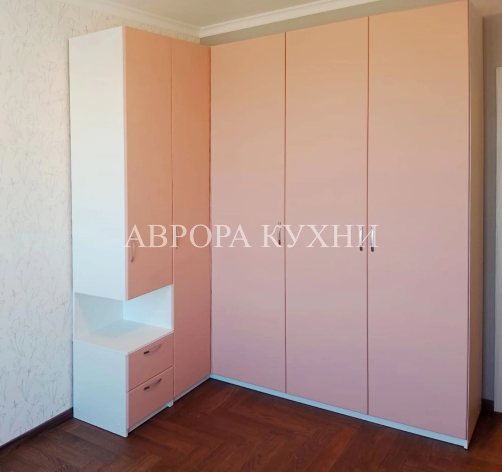 Готовый проект мебели для спальни в бело-розовых тонах