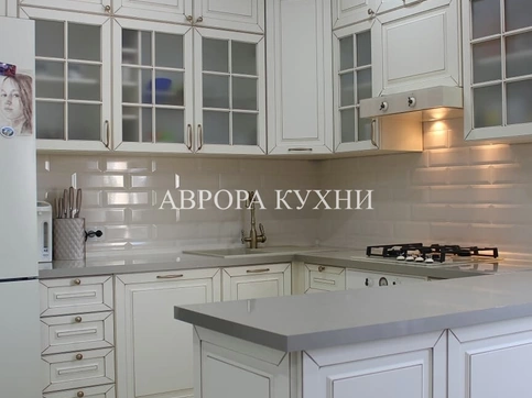 Белая кухня "Венера арт.6" мдф с патиной