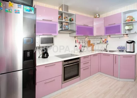 Розовая угловая кухня из пластика "arpa арт.35" с витражами