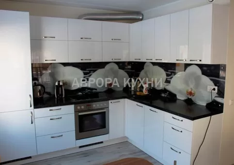 Белая угловая глянцевая кухня из пластика "arpa арт.37"