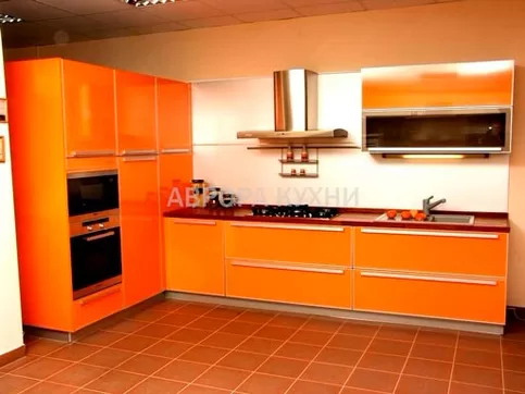 Оранжевая кухня с пеналом из пластика "arpa арт.44"