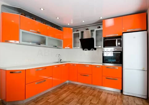 Угловая кухня с оранжевыми фасадами "Фантазия арт.13" пластик