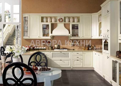 Классическая белая кухня с витражами "Выгода арт.1" Эмаль