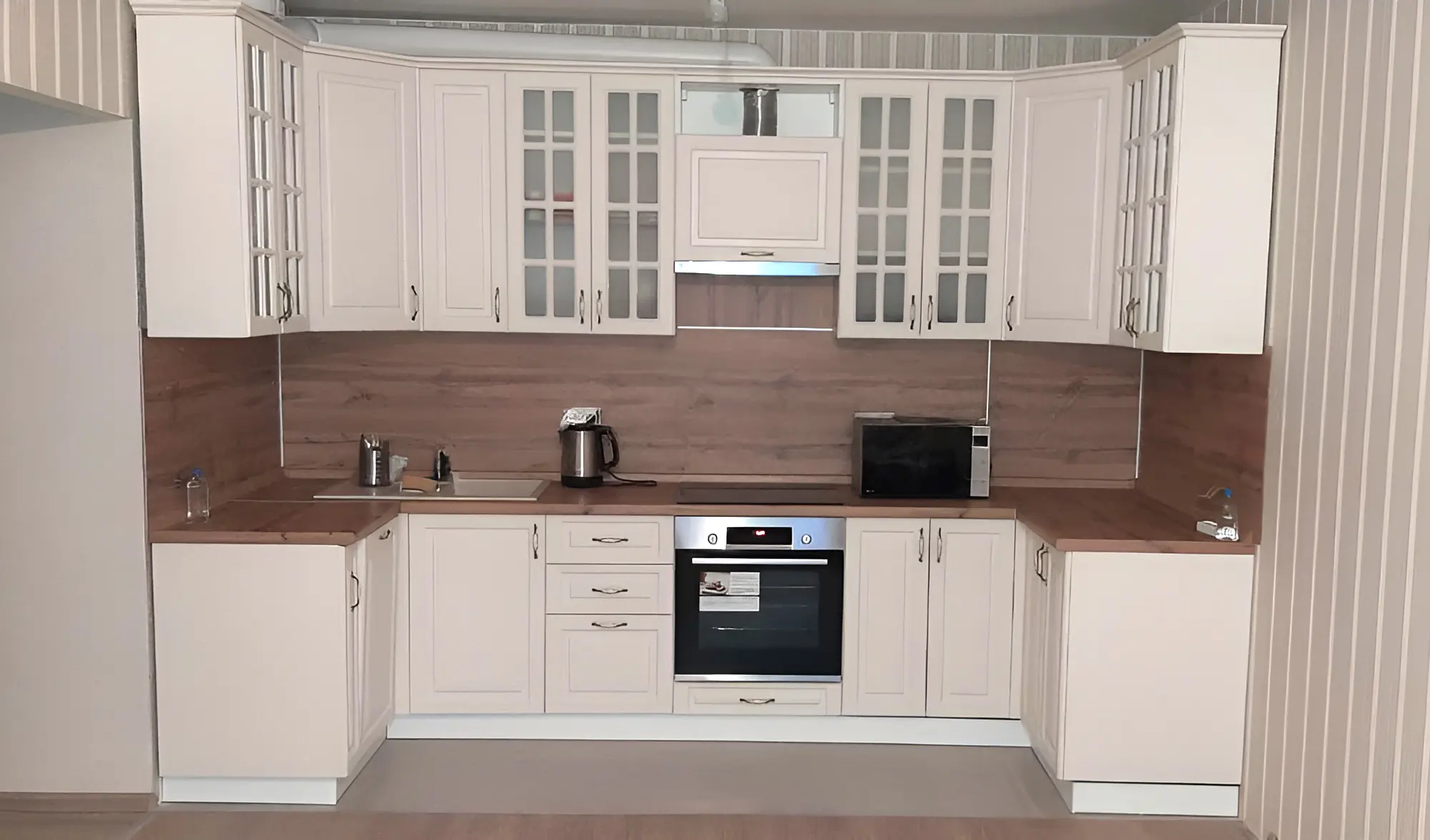 Бежевая П-образная кухня на заказ "Аркадия арт.7" МДФ матовый